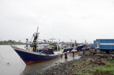 Kapal Rombongan IPB Terbalik Dihantam Ombak di Cikeusik, 2 Orang Meninggal